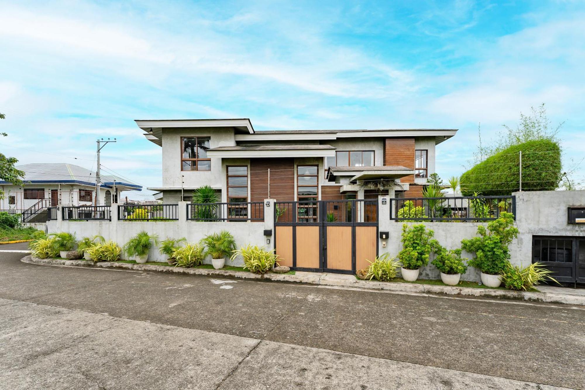 Isla Villa 1 Amazing Waterfall Pool House Near Beach, Bars & Restaurants Lapu-Lapu City Esterno foto